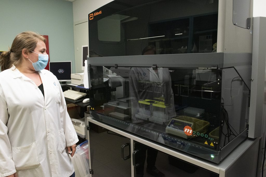photo de l’appareil Système m2000 RealTime (Abbott Molecular) du laboratoire de microbiologie pour les tests de détection du virus. Il permet de faire environ 350 tests par jour.