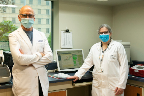 Photo des docteurs Lambert Busque et Annie-Claude Labbé qui prennent le temps de poser dans le laboratoire de l’Hôpital Maisonneuve-Rosemont