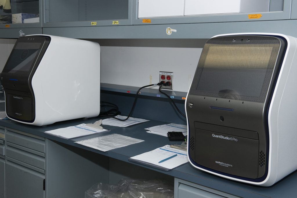 Afin de réaliser un très grand volume quotidien de tests de dépistages, plusieurs machines ont été installées dans les laboratoires, certaines prêtées par le Centre de recherche.