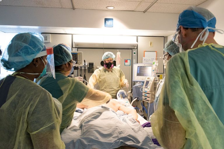 Photo d'un patient aux soins intensifs de l'Hôpital Maisonneuve-Rosemont