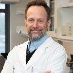 Photo du docteur Gilbert Bernier, docteur en biologie moléculaire, et directeur de l'unité de recherche sur les mécanismes moléculaires du vieillissement neuronal.